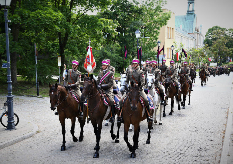 Kielce, ul. Jana Pawła Drugiego, przemarsz żołnierzy. Na przodzie jazda konna ze sztandarami