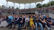 Bardzo szerokie zdjęcie. Widok od sceny, publiczność ogląda koncert w Amfiteatrze Na Kadzielni