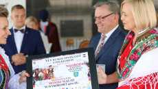 Uśmiechnięte kobiety trzymają kolorowy dyplom. Wicemarszałek Renata Janik Wręcza nagrodę Dla Solistki śpiewaczki