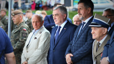 Marszałek Andrzej Bętkowski stoi wśród gości zgromadzonych na uroczystości. Obok marszałka między innymi starszy mężczyzna ubrany w mundur podporucznika