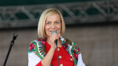 Zdjęcie zbliżenie. Na scenie Wicemarszałek Renata Janik z mikrofonem przemawia do publiczności