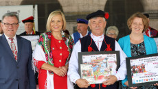Pamiątkowa fotografia członków Kapeli z Rykoszyna z Wicemarszałek Renatą Janik podczas Finału Buskich Spotkań Z Folklorem