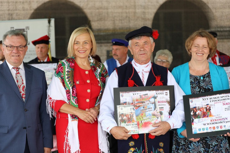 Pamiątkowa fotografia członków Kapeli z Rykoszyna z Wicemarszałek Renatą Janik podczas Finału Buskich Spotkań Z Folklorem