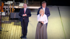 Scena amfiteatru. Wicemarszałek Renata Janik z mikrofonem przemawia, obok Wicemarszałek Marek Bogusławski, Przewodniczący Andrzej Pruś