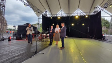 Wicemarszałkowie Renata Janik I Marek Bogusławski Oraz Przewodniczący Sejmiku Andrzej Pruś na scenie podczas koncertu