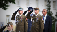 Żołnierze salutują