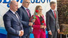 Wicewojewoda Rafał Nowak i burmistrz Wacław Szarek stoją z nagrodzonymi samorządowcami