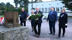 Andrzej Bętkowski, Mariusz Bodo I Trójka Innych Ludzi Stoją Przed Pomnikiem Bojowników O Wolność I Niepodległość