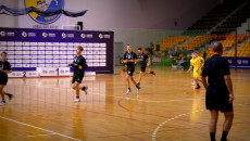 Chłopcy W Strojach Sportowych Biegają Po Boisdku W Hali Legionów