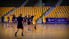 Chłopcy W Strojach Sportowych Biegający Po Parkiecie W Hali Legionów W Kielcach