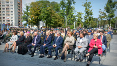 Uczestnicy obchodów upamiętniajacych westerplatczyków siedzą na krzesełkach na placu przed Wojewódzkim Domem Kultury w Kielcach