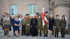 Grupa uczestników obchodów upamiętniajacych westerplatczyków stoi przed Wojewódzkim Domem Kultury w Kielcach