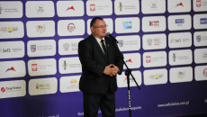 Do Mikrofonu Przemawia Marek Jońca