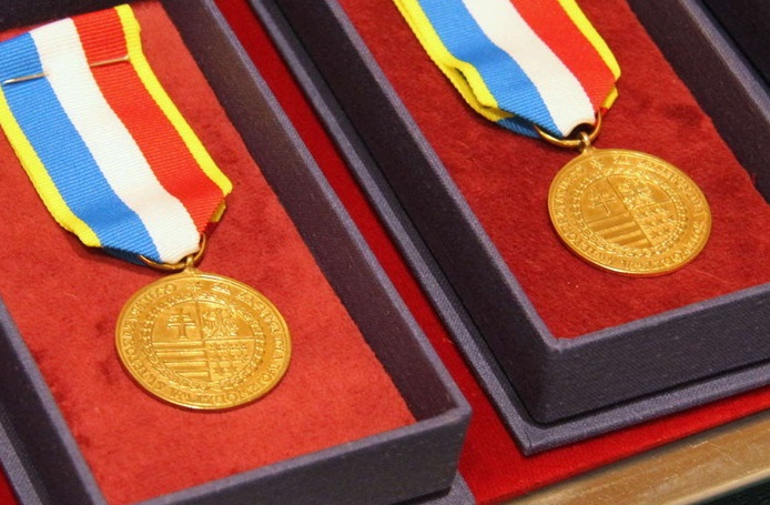 Dwie Odznaki Honorowe Województwa Świętokrzyskiego Leżą W Otwartych Pudełkach