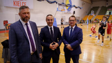 Grzegorz Kędzierski, Wiceprezes Świętokrzyskiej Federacji Sportu, Tomasz Jamka I Dyrektor Piotr Kisiel Stoją Na Boisku W Hali Legionów