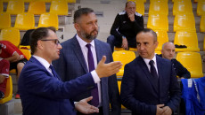 Grzegorz Kędzierski, Wiceprezes Świętokrzyskiej Federacji Sportu, Tomasz Jamka I Dyrektor Piotr Kisiel Stoją Na Parkiecie W Hali Legionów