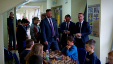 Grzegorz Kędzierski, Wiceprezes Świętokrzyskiej Federacji Sportu, Tomasz Jamka I Dyrektor Piotr Kisiel Stoją Obok Chłopców Grających W Szachy