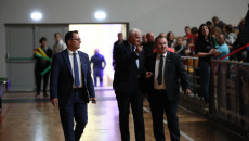 Marek Jońca Idzie Wraz Z Dyrektorem Robertem Janusem Po Hali Legionów