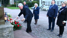 Marszałek Andrzej Betkowski Składa Wiązankę Kwiatów Pod Pomnikiem Bojowników O Wolność I Niepodległość W Skarżysku Zachodnim