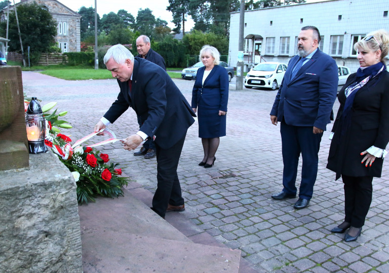 Marszałek Andrzej Betkowski Składa Wiązankę Kwiatów Pod Pomnikiem Bojowników O Wolność I Niepodległość W Skarżysku Zachodnim