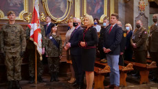Wicemarszałek województwa świętokrzyskiego Renata Janik stoi w kościele wśród uczestników mszy świętej