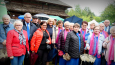 Seniorzy Pozują Do Pamiątkowego Zdjęcia Z Wicemarszałek Renatą Janik