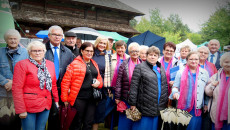 Seniorzy Pozują Do Pamiątkowego Zdjęcia Z Wicemarszałek Renatą Janik