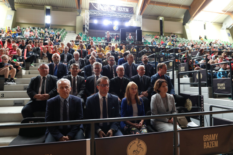 Trybuny Hali Legionów, A Na Nich Siedzą Uczestnicy Imprezy I Kibice