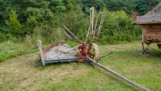 dawne urządzenie do zbierania i grabienia zboża