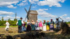 inscenizacja i śpiew w skansenie grupa koszących zboże