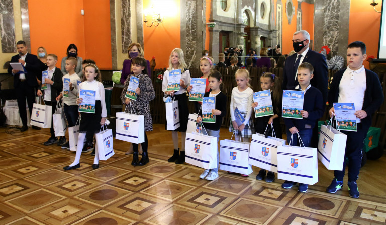 Laureaci Konkursu Dobry Bo Poski Oraz Marszałek Andrzej Bętkowski I Wiceminister Anna Krupka