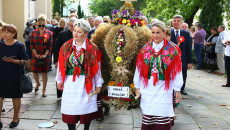 Panie Z Masłowa Niosą Wieniec Dożynkowy