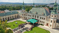 plac przed Muzeum Narodowym w Kielcach początek uroczystości dożynkowych