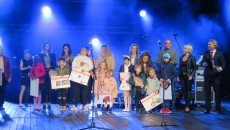 Prowadzący Koncert Oraz Dzieci Obdarowane Czekami I Ich Rodzice Na Scenie Kadzielni