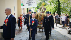 Strażacy Osp Niosą Wieniec Reprezentujący Gminę Miedziana Góra