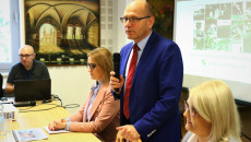 Dyrektor Sułek przedstawia szczegóły programu.