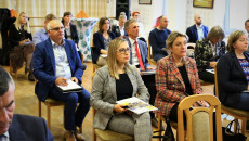 Wójtowie i burmistrzowie z terenu powiatu jędrzejowskiego siedzą zasłuchani.