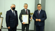 Laureat pozuje z dyplomem