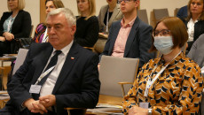 Andrzej Bętkowski I Anna Stol Siedzą Na Krzesłach, W Tle Inni Uczestnicy Spotkania