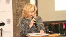 Bogumiła Niziołek, dyrektor Departamentu Ochrony Zdrowia referuje z mikrofonem konferencję o narkomanii.