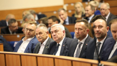 Marszałek województwa Andrzej Bętkowski siedzi wśród samorządowców