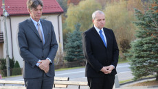 Konsul I Ambasador Niemiec Stoją Prezed Pomnikiem Ofiar.