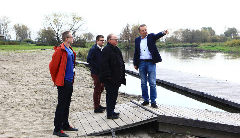Łukasz Łaganowski I Trzech Innych Mężczyzn Stoi Na Pomoście Koło Nidy