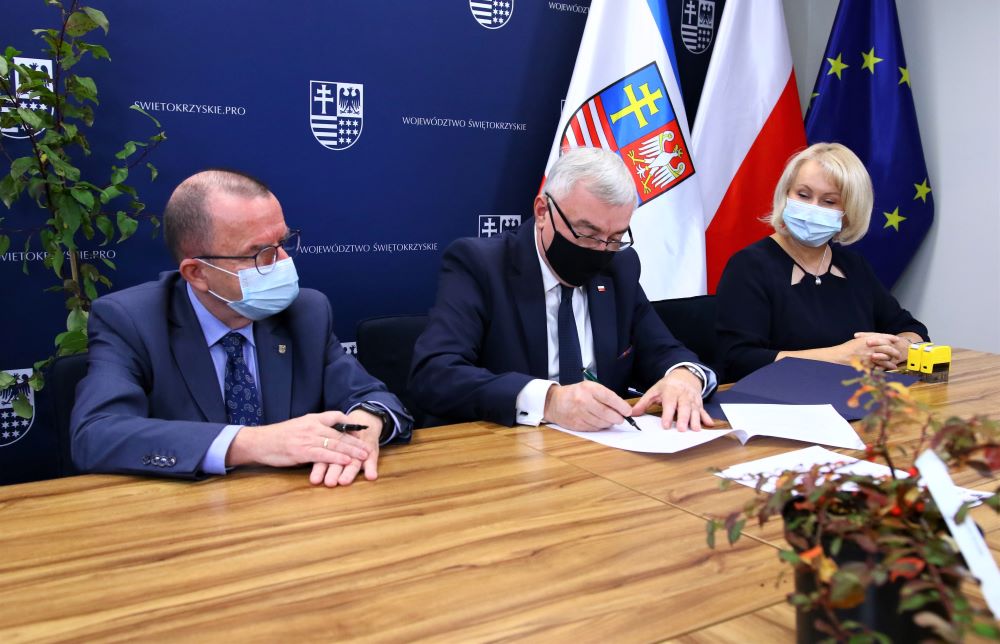 Marszałkowskie Podpisuają Umowę Z Burmistrz Zawichostu