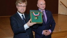 Medal Gloria Artis Dla Muzeum Okręgowego W Sandomierzu Wręczony Dyrektorowi Muzeum Przez Wicewojewodę świętokrzyskiego