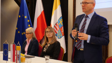 Przy stole siedzą dyrektor Kubicka. Marcinkowska i obok Jacek Sułek.