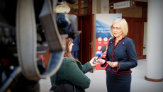 Wicemarszałek Renata Janik udziela wywiadu telewizji