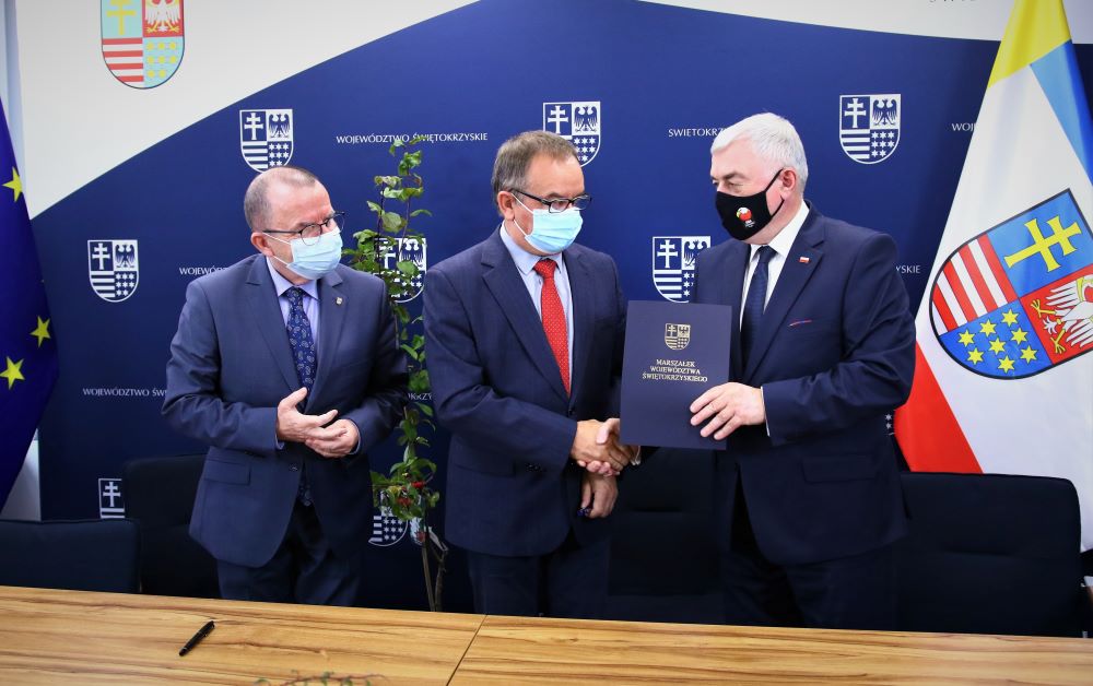 Podpisanie Umowy Z Andrzejem Dąbrowskim – Dyrektorem Wojewódzkiej Biblioteki Publicznej W Kielcach