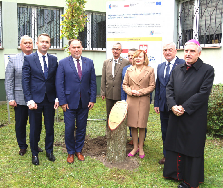 Przed Budynkiem Urzędu Miasta I Gminy Staszów Został Posadzony Pamiątkowy Dąb św. Jana Pawła Ii