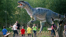 Turyści W Bałtowie Oglądają Dinozaura